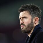 LONDÝN, ANGLICKO - 10. FEBRUÁRA: Michael Carrick, manažér Manchestru United, sleduje pred zápasom Premier League medzi West Ham United a Manchester United na londýnskom štadióne 10. februára 2026 v Londýne v Anglicku. (Foto: James Fearn/Getty Images)