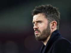 Michael Carrick presne povedal, čo musí urobiť, aby získal prácu v Man Utd natrvalo LONDÝN, ANGLICKO - 10. FEBRUÁRA: Michael Carrick, manažér Manchestru United, sleduje pred zápasom Premier League medzi West Ham United a Manchester United na londýnskom štadióne 10. februára 2026 v Londýne v Anglicku. (Foto: James Fearn/Getty Images)