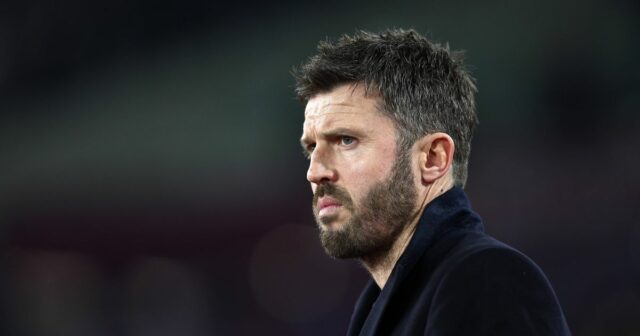 LONDÝN, ANGLICKO - 10. FEBRUÁRA: Michael Carrick, manažér Manchestru United, sleduje pred zápasom Premier League medzi West Ham United a Manchester United na londýnskom štadióne 10. februára 2026 v Londýne v Anglicku. (Foto: James Fearn/Getty Images)