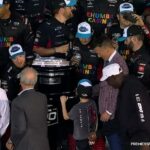 Michael Jordan sa po víťazstve v Daytone 500 dostal pod paľbu kvôli interakcii so synom svojho jazdca (6).