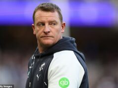 Michael Voss odhaľuje veľmi nepravdepodobné priateľstvo, ktoré nadviazal po tom, čo šéf Carltonu prenasledoval údajného zlodeja áut na rannej kávičke Tréner Carltonu MIchael Voss prezradil, že sa ujal mentorskej úlohy pre tínedžera, ktorému v roku 2024 vykonal zatknutie občana.