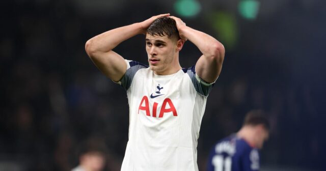 Micky van de Ven z Tottenhamu Hotspur reaguje počas zápasu Premier League medzi Tottenham Hotspur a Newcastle United na štadióne Tottenham Hotspur 10. februára 2026 v Londýne v Anglicku.