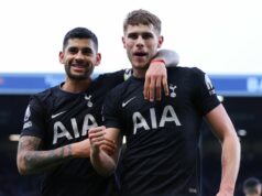 Micky van de Ven ukazuje prstom na tri hviezdy Tottenhamu v „ťažkej“ situácii Igora Tudora Micky van de Ven z Tottenhamu Hotspur oslavuje prvý gól svojho tímu so spoluhráčom Cristianom Romerom počas zápasu Premier League medzi Burnley a Tottenham Hotspur na Turf Moor 24. januára 2026 v Burnley v Anglicku.