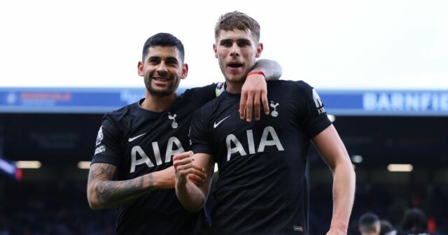 Micky van de Ven z Tottenhamu Hotspur oslavuje prvý gól svojho tímu so spoluhráčom Cristianom Romerom počas zápasu Premier League medzi Burnley a Tottenham Hotspur na Turf Moor 24. januára 2026 v Burnley v Anglicku.