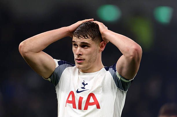 Micky van de Ven volá štyroch hráčov Tottenhamu v brutálnom Micky van de Ven z Tottenhamu Hotspur počas februárového zápasu Premier League medzi Tottenhamom Hotspur a Arsenalom na štadióne Tottenhamu Hotspur...