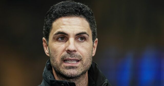 Mikel Arteta rozpráva počas televízneho rozhovoru