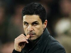 Mikel Arteta informuje o zranení, keď hviezda Arsenalu prerušila mlčanie po vydaní FA Cupu BRENTFORD, ANGLICKO – 12. FEBRUÁRA: Mikel Arteta, manažér Arsenalu, reaguje počas zápasu Premier League medzi Brentfordom a Arsenalom na Gtech Community Stadium 12. februára 2026 v anglickom Brentforde. (Foto: Eddie Keogh/Getty Images)