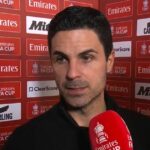 Ben White (L) je nahradený španielskym obrancom Arsenalu #36 Martinom Zubimendim