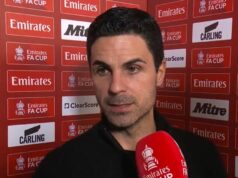 Mikel Arteta má problémy s aktualizáciou po tom, čo ďalšie dve hviezdy Arsenalu utrpeli zranenia Ben White (L) je nahradený španielskym obrancom Arsenalu #36 Martinom Zubimendim
