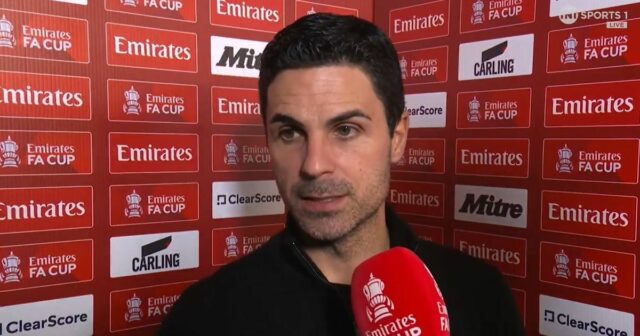 Ben White (L) je nahradený španielskym obrancom Arsenalu #36 Martinom Zubimendim