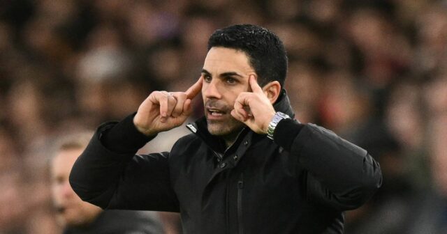 Španielsky manažér Arsenalu Mikel Arteta gestikuluje na spojovacej čiare počas futbalového zápasu anglickej Premier League medzi Leeds United a Arsenalom na Elland Road v Leedse v severnom Anglicku 31. januára 2026. (Foto: Oli SCARFF / AFP cez Getty Images) / POUŽITIE OBMEDZENÉ NA REDAKCIU. Nepoužívať s nepovolenými audio, video, dátami, súpiskami zápasov, klubovými/ligovými logami alebo „živými“ službami. Online použitie v zápase je obmedzené na 120 obrázkov. Ďalších 40 obrázkov môže byť použitých v predĺžení. Žiadna emulácia videa. Používanie sociálnych médií počas zápasu je obmedzené na 120 obrázkov. Ďalších 40 obrázkov môže byť použitých v predĺžení. Nepoužíva sa v stávkových publikáciách, hrách alebo publikáciách pre jednotlivé kluby/ligy/hráčov. / 