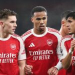 Viktor Gyokeres, Gabriel a Piero Hincapie z Arsenalu počas zápasu Premier League medzi Arsenalom a Liverpoolom na Emirates Stadium 8. januára 2026 v Londýne, Anglicko