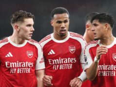 Mikel Arteta naliehal, aby po víťazstve Chelsea osekal „trápnu“ hviezdu Arsenalu, ako ukázal Sunderland Viktor Gyokeres, Gabriel a Piero Hincapie z Arsenalu počas zápasu Premier League medzi Arsenalom a Liverpoolom na Emirates Stadium 8. januára 2026 v Londýne, Anglicko