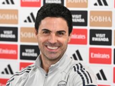 Mikel Arteta naznačuje dokončenie prestupu, ktorý poteší šatňu Arsenalu WOLVERHAMPTON, ANGLICKO - 18. FEBRUÁRA: Piero Hincapie oslavuje strelenie 2. gólu Arsenalu počas zápasu Premier League medzi Wolverhampton Wanderers a Arsenal na ihrisku Molineux 18. februára 2026 v anglickom Wolverhamptone. (Foto David Price/Arsenal FC cez Getty Images)