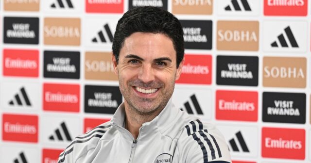 Mikel Arteta naznačuje dokončenie prestupu, ktorý poteší šatňu Arsenalu WOLVERHAMPTON, ANGLICKO - 18. FEBRUÁRA: Piero Hincapie oslavuje strelenie 2. gólu Arsenalu počas zápasu Premier League medzi Wolverhampton Wanderers a Arsenal na ihrisku Molineux 18. februára 2026 v anglickom Wolverhamptone. (Foto David Price/Arsenal FC cez Getty Images)