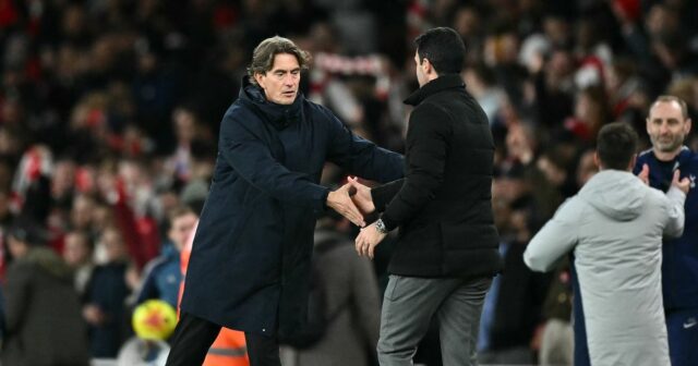 Thomas Frank s Mikelom Artetom po súboji Spurs proti Arsenalu