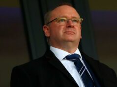 Míle späť na West Brom, ako potvrdil výstup Nestora Mark Miles stojí vľavo s bývalým hlavným trénerom Ryanom Masonom a bývalým športovým riaditeľom a prezidentom Andrewom Nestorom vpravo na tribúne The Hawthorns.