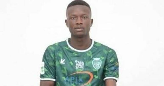 Mladý futbalista zomiera po kolapse pri debute ako bývalá hviezda Útočník ASC Saloum, El Hadji Youssouph Diouf