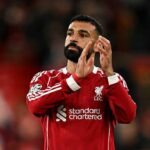 Mohamed Salah z Liverpoolu sleduje zápas Premier League medzi Liverpoolom a Manchestrom City na Anfielde 8. februára 2026 v...