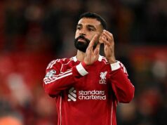 Mo Salah je otvorený Saudskej Arábii, keďže Al Ittihad otvoril rozhovory s hviezdou Liverpoolu Mohamed Salah z Liverpoolu sleduje zápas Premier League medzi Liverpoolom a Manchestrom City na Anfielde 8. februára 2026 v...