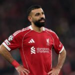 Mo Salah stojí počas zápasu Liverpoolu