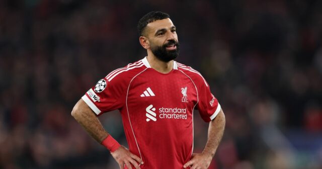 Mo Salah stojí počas zápasu Liverpoolu