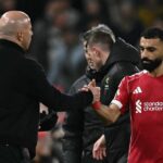 Egyptský útočník Liverpoolu č. 11 Mohamed Salah (R) si podáva ruku s holandským manažérom Liverpoolu Arne Slotom (L), keď je striedaný počas futbalového zápasu anglickej Premier League medzi Liverpoolom a Newcastle United na Anfielde v Liverpoole v severozápadnom Anglicku 31. januára 2026. (Foto: Paul ELLIS/AFP cez Getty Images) / OBMEDZENÉ EDITORIÁLY Nepoužívať s nepovolenými audio, video, dátami, súpiskami zápasov, klubovými/ligovými logami alebo „živými“ službami. Online použitie v zápase je obmedzené na 120 obrázkov. Ďalších 40 obrázkov môže byť použitých v predĺžení. Žiadna emulácia videa. Používanie sociálnych médií počas zápasu je obmedzené na 120 obrázkov. Ďalších 40 obrázkov môže byť použitých v predĺžení. Nepoužíva sa v publikáciách o stávkach, hrách alebo publikáciách o jednotlivých kluboch/ligách/hráčoch.