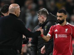 Mohamed Salah po zrážke s Arne Slotom „rozsvieti rozhovory o prestupe Saudskej Arábie“. Egyptský útočník Liverpoolu č. 11 Mohamed Salah (R) si podáva ruku s holandským manažérom Liverpoolu Arne Slotom (L), keď je striedaný počas futbalového zápasu anglickej Premier League medzi Liverpoolom a Newcastle United na Anfielde v Liverpoole v severozápadnom Anglicku 31. januára 2026. (Foto: Paul ELLIS/AFP cez Getty Images) / OBMEDZENÉ EDITORIÁLY Nepoužívať s nepovolenými audio, video, dátami, súpiskami zápasov, klubovými/ligovými logami alebo „živými“ službami. Online použitie v zápase je obmedzené na 120 obrázkov. Ďalších 40 obrázkov môže byť použitých v predĺžení. Žiadna emulácia videa. Používanie sociálnych médií počas zápasu je obmedzené na 120 obrázkov. Ďalších 40 obrázkov môže byť použitých v predĺžení. Nepoužíva sa v publikáciách o stávkach, hrách alebo publikáciách o jednotlivých kluboch/ligách/hráčoch.