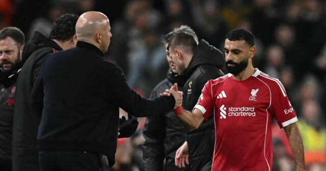 Egyptský útočník Liverpoolu č. 11 Mohamed Salah (R) si podáva ruku s holandským manažérom Liverpoolu Arne Slotom (L), keď je striedaný počas futbalového zápasu anglickej Premier League medzi Liverpoolom a Newcastle United na Anfielde v Liverpoole v severozápadnom Anglicku 31. januára 2026. (Foto: Paul ELLIS/AFP cez Getty Images) / OBMEDZENÉ EDITORIÁLY Nepoužívať s nepovolenými audio, video, dátami, súpiskami zápasov, klubovými/ligovými logami alebo „živými“ službami. Online použitie v zápase je obmedzené na 120 obrázkov. Ďalších 40 obrázkov môže byť použitých v predĺžení. Žiadna emulácia videa. Používanie sociálnych médií počas zápasu je obmedzené na 120 obrázkov. Ďalších 40 obrázkov môže byť použitých v predĺžení. Nepoužíva sa v publikáciách o stávkach, hrách alebo publikáciách o jednotlivých kluboch/ligách/hráčoch.