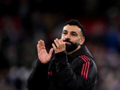 Mohamed Salah povedal, čo by mal urobiť v lete, keď sa Arne Slot obrátil na šéfov Liverpoolu Mohamed Salah z Liverpoolu tlieska fanúšikom po víťazstve tímu v zápase štvrtého kola Emirates FA Cup medzi Liverpoolom a Brighton & Hove Albion