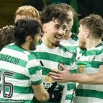 Tounektimu nad stredom gratulujú spoluhráči Celticu po víťazovi predĺženia