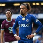 Malo Gusto z Chelsea sa pozerá počas zápasu Premier League medzi Chelsea a Burnley na Stamford Bridge 21. februára 2026 v Londýne v Anglicku.