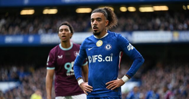 Malo Gusto z Chelsea sa pozerá počas zápasu Premier League medzi Chelsea a Burnley na Stamford Bridge 21. februára 2026 v Londýne v Anglicku.