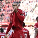 LIVERPOOL, ANGLICKO – 28. FEBRUÁRA: (VYCHÁDZA SLNKO, VONKA SLNKO) Virgil van Dijk z Liverpoolu oslavuje strelenie druhého gólu svojho tímu počas zápasu Premier League medzi Liverpoolom a West Hamom United na Anfielde 28. februára 2026 v anglickom Liverpoole. (Foto Liverpool FC/Liverpool FC cez Getty Images)