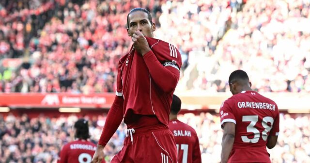 Moment Virgila van Dijka pri víťazstve West Hamu hovorí veľa LIVERPOOL, ANGLICKO – 28. FEBRUÁRA: (VYCHÁDZA SLNKO, VONKA SLNKO) Virgil van Dijk z Liverpoolu oslavuje strelenie druhého gólu svojho tímu počas zápasu Premier League medzi Liverpoolom a West Hamom United na Anfielde 28. februára 2026 v anglickom Liverpoole. (Foto Liverpool FC/Liverpool FC cez Getty Images)