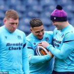 Finn Russell (vľavo) nie je v žartíku, keď sa okolo seba schovávajú Sione Tuipulotu a Duhan van der Merwe