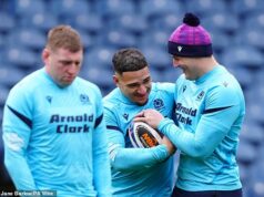 Momentálne sme zúfalý tím… hráme o náš šampionát, hovorí škótska kapitánka Sione Tuipulotu Finn Russell (vľavo) nie je v žartíku, keď sa okolo seba schovávajú Sione Tuipulotu a Duhan van der Merwe