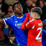 Vinicius Junior z Realu Madrid hovorí s manažérom Benficy Josém Mourinhom