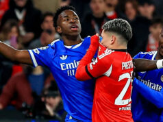 Mourinhova „veľká chyba“ po „nechutnom“ incidente s Viniciusom Vinicius Junior z Realu Madrid hovorí s manažérom Benficy Josém Mourinhom