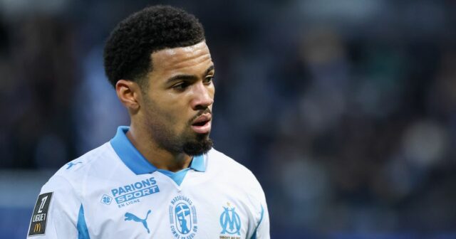 Ethan Nwaneri #11 z Olympique de Marseille sa pozerá na zápas Ligue 1 McDonald's medzi Paris FC a Olympique de Marseille na Stade Jean Bouin 31. januára 2026 v Paríži vo Francúzsku.