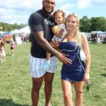 Johnson je videný, ako drží svoje prvé dieťa, keď stojí po boku Brooke, ktorá odvtedy porodila ich syna. Bývalá hviezda New York Jets a influencerka sú zasnúbení