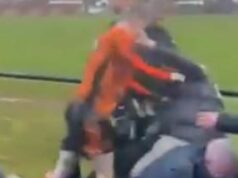 Na futbalovom zápase vypukne obrovská bitka, keď hráč šrotuje fanúšikov na tribúne Hráč Bilstonu sa bije s fanúšikmi