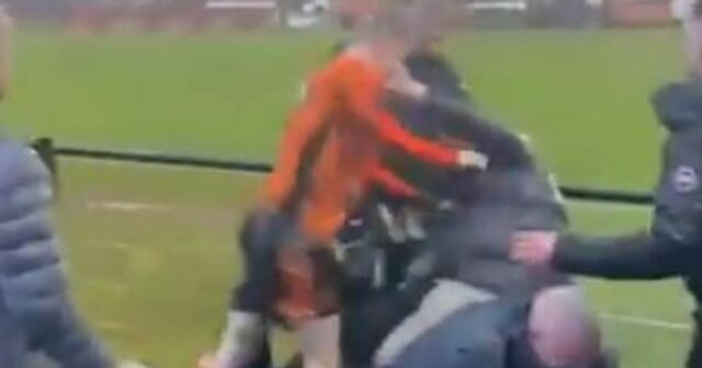 Hráč Bilstonu sa bije s fanúšikmi