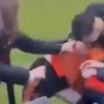 Najmenej jedného hráča videli, ako sa bije s fanúšikmi počas zápasu FA Vase medzi Bilston Town a Droylsden