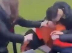 Na futbalovom zápase vypukne obrovská bitka, keď hráči skáču do tribún, aby sa zošrotovali Najmenej jedného hráča videli, ako sa bije s fanúšikmi počas zápasu FA Vase medzi Bilston Town a Droylsden