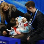 Eteri Tutberidze (vľavo), tréner korčuliarky dopingových škandálov Kamily Valieva (uprostred), je na hrách v roku 2026 nepríjemne prítomný.