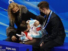 Na zimné olympijské hry vrhá tieň mrazivá postava. Dostal som vyhrážky smrťou za to, že som sa naposledy vyjadril – tu je dôvod, prečo sa nemôžem zbaviť dotieravého pocitu, že „brutálny“ tréner prenasleduje tieto hry, píše RIATH AL-SAMARRAI Eteri Tutberidze (vľavo), tréner korčuliarky dopingových škandálov Kamily Valieva (uprostred), je na hrách v roku 2026 nepríjemne prítomný.