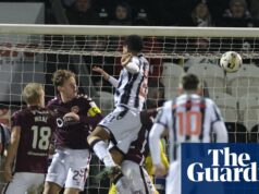 Nádeje Hearts na titul zasiahnutý neskorým víťazom St Mirren po drahej červenej karte Halketta | Škótska premiéra Nádeje Hearts na titul zasiahnutý neskorým víťazom St Mirren po drahej červenej karte Halketta | Škótska premiéra
