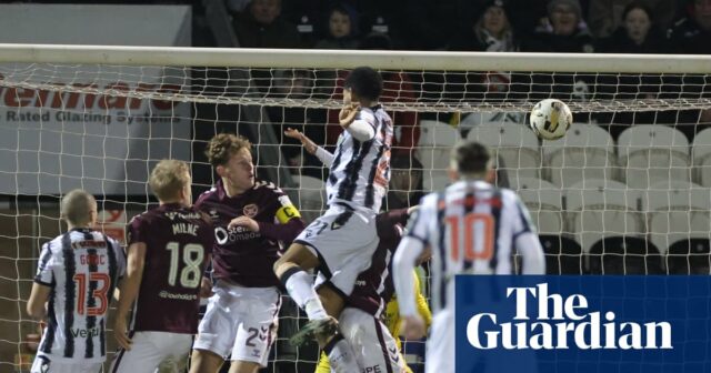 Nádeje Hearts na titul zasiahnutý neskorým víťazom St Mirren po Nádeje Hearts na titul zasiahnutý neskorým víťazom St Mirren po drahej červenej karte Halketta | Škótska premiéra