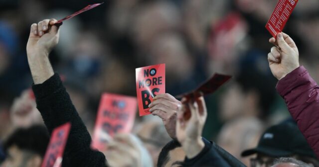 Fanúšikovia West Hamu protestovali proti palubovke pri výhre proti Burtonu Albion